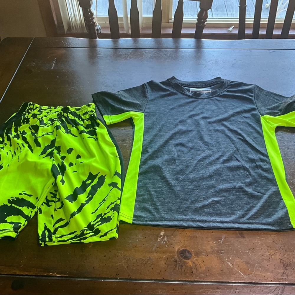 ULTRA PERFORMANCE SIZE 10/12 boys 2 pc. Set